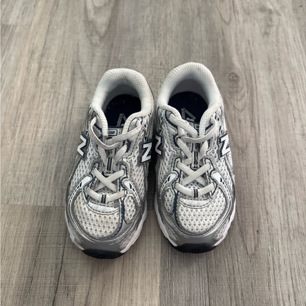 New Balance 740 toddler size 8 White and Gray Sneakers perfect condition